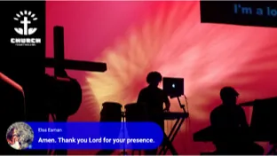 Il commento di uno spettatore mostrato dentro la diretta della chiesa